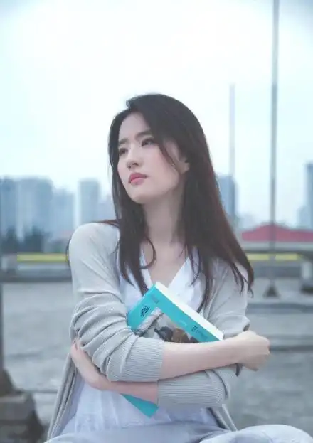 刘亦菲撑雨伞拍写真太清纯,网友想起初恋了
