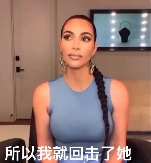卡戴珊穿无痕衣接受采访,肚上赘肉明显,巨胯粗腿是凹凸好身材
