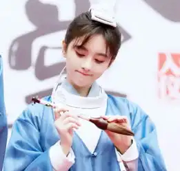 鞠婧祎出道前旧照曝光,看清她素颜,网友这样也能火
