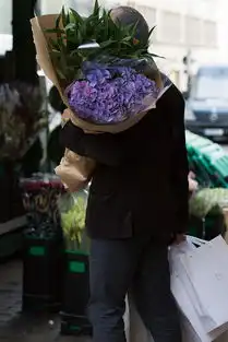 像英国男人那样给姑娘送点儿礼
