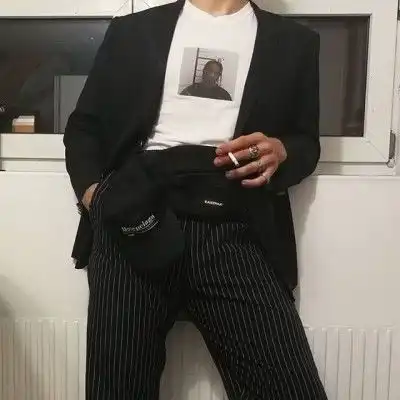 软锦抽烟男生欧美风头像
