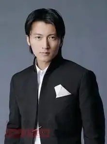 男生弄中分,前面的刘海需要厚吗头发到眉毛可以弄中分吗
