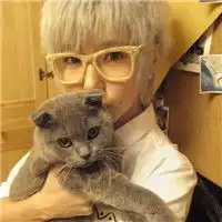帮忙找个抱着猫的男生头像,急急急
