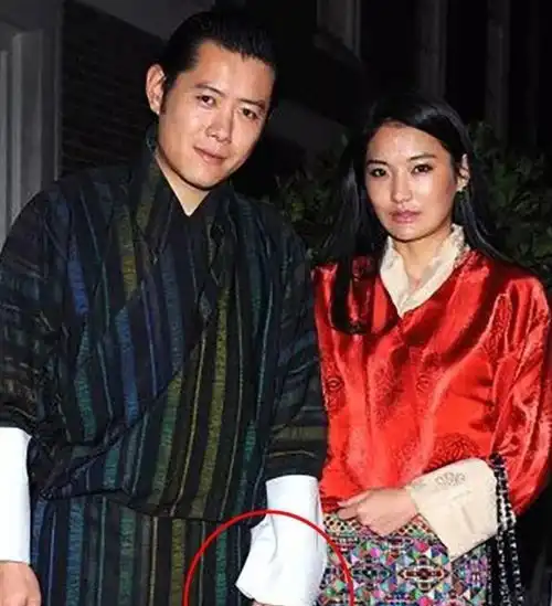佩玛9年生下2位皇子,笑容却变少,丈夫冷漠,4个婆婆都不好惹
