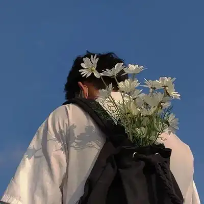 2023最新坚定背影男生头像
