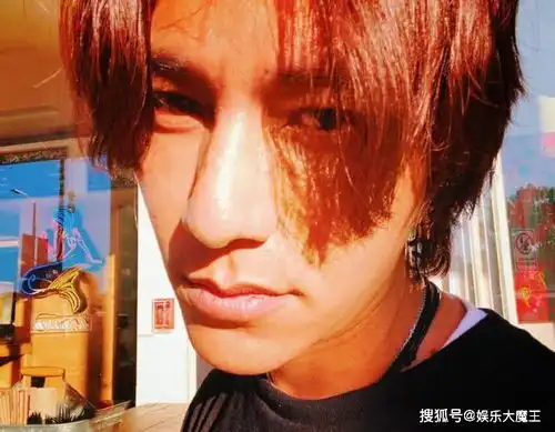 陈坤晒与儿子最新合照,父子俩穿西装一个冻龄一个成熟,说是兄弟也有人信
