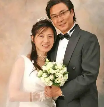 69岁刘松仁与小20没岁空姐妻子近照,原来每天面对这样的老男人
