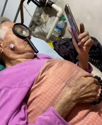 男子发现92岁的奶奶躺床上刷手机,看到老人的眼睛和手被惊呆了
