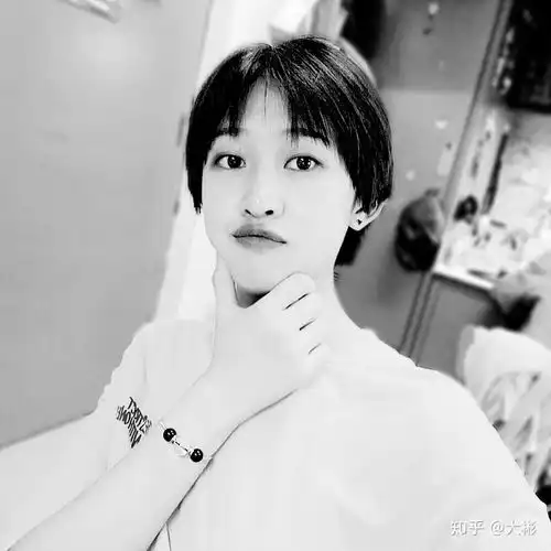 男生眼里长发女生和短发女生给人的感觉有什么不同
