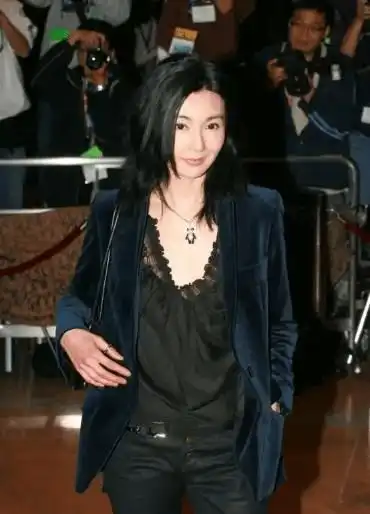张曼玉哪有奔六的样,身材瘦到撑不起西装,女神气场却丝毫不减
