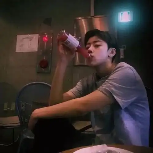 男生头像谁能预知爱的花期
