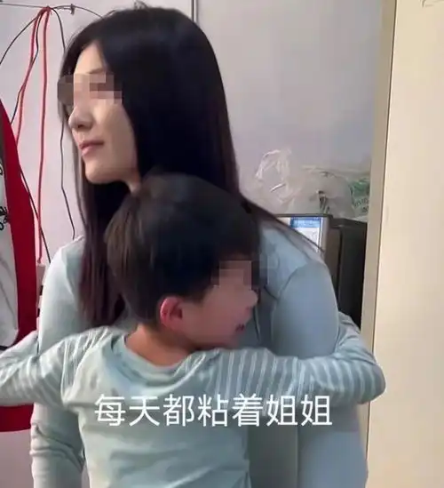 回顾弟弟为何总要抱抱姐姐看到女子颜值后,我明白了仙女下凡
