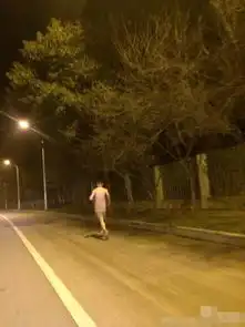 为致青春武汉5名男子寒潮中裸奔
