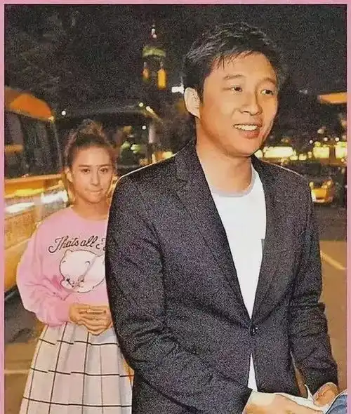 小叔霍启山,和两大女友何超莲何超欣同框豪门风云真精彩
