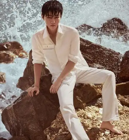 海边大片释出,穿貂也这么酷,王俊凯男孩到成熟男人的转变
