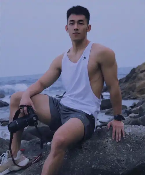 摄影小哥哥一身健壮的肌肉魅力十足
