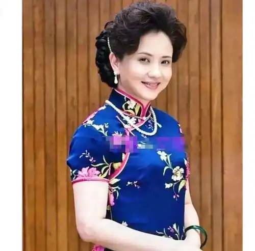 她长得的确有江南女性的美,文静秀美耐看,有人说比何赛飞漂亮
