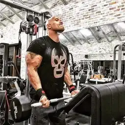 作死小伙挑战巨石强森5000卡饮食,结果吃到吐了......
