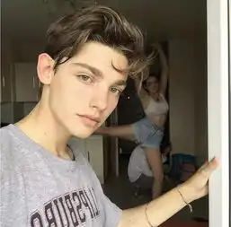 盛世美颜自带仙气画册中走出的俄罗斯男孩pomogisebe
