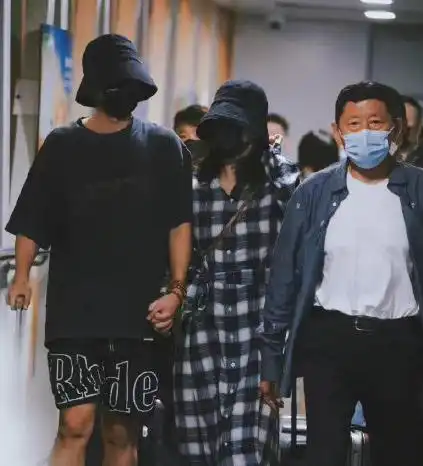 张杰谢娜现身机场,两人全程十指紧扣,感情超甜蜜