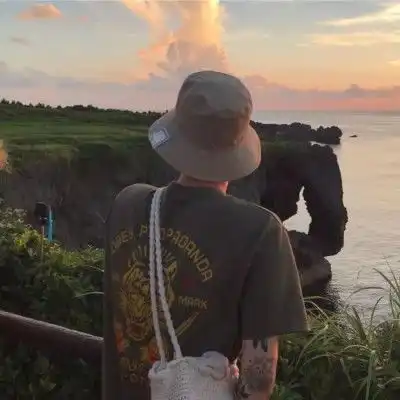 酷帅个性男背影头像彰显非凡
