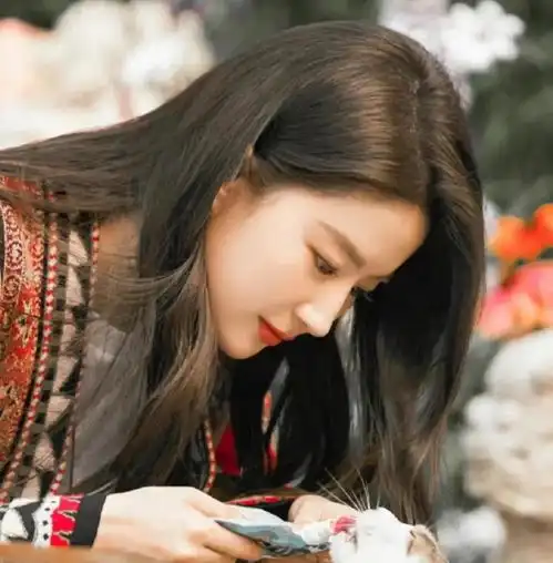 刘亦菲捧花头像,听说既招桃花还旺事业哦
