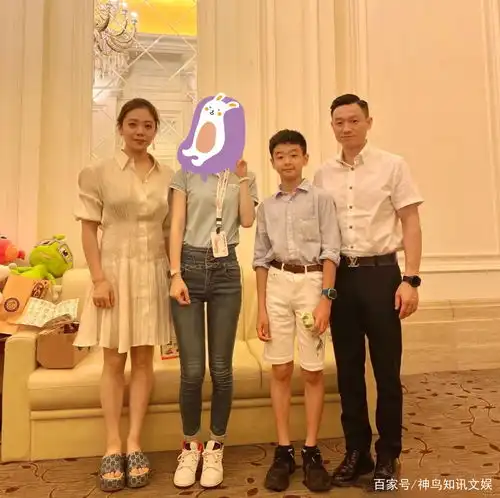 11岁杨阳洋近照曝光身形高挑大长腿直追杨威,模样大变成小帅哥

