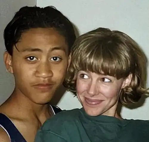 34岁女老师性侵12岁男孩后怀孕,两人结婚现40岁的他将当上外公
