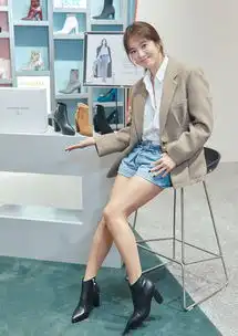 舍弃烟熏妆,宋慧乔新照西装配短裤帅气,二十年如一日的美貌
