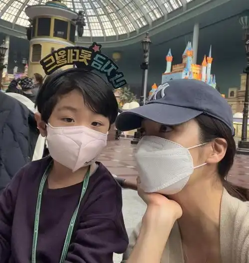 韩星蔡琳晒与儿子合照,眉眼像极中国生父,离婚一年男方从未晒娃
