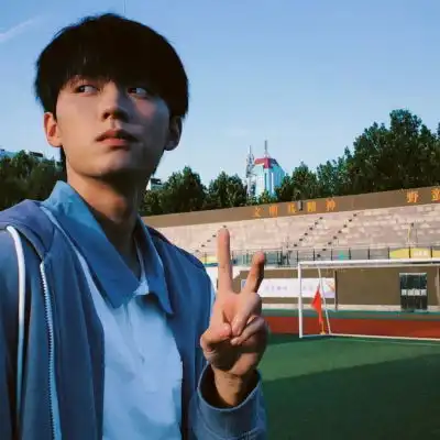 2023学生时代温柔男生头像
