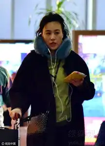 53岁邬君梅一头乱发现身机场精心穿搭风韵不减
