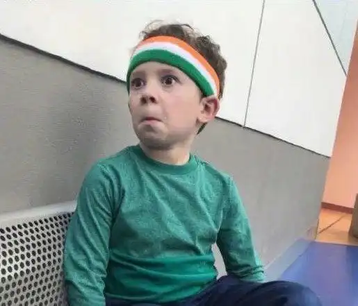 有没有假笑男孩的头像呀
