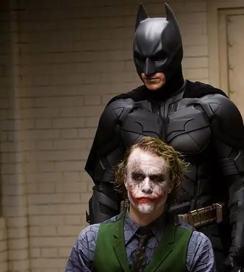 小象被困在铁丝网中4天,象群从未离去,被救时像个小丑
