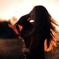 夕阳背影头像女生黄昏下唯美女生背影头像
