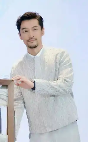 当男星留起来胡子蔡徐坤千玺稚嫩,胡歌成熟,他竟然最帅
