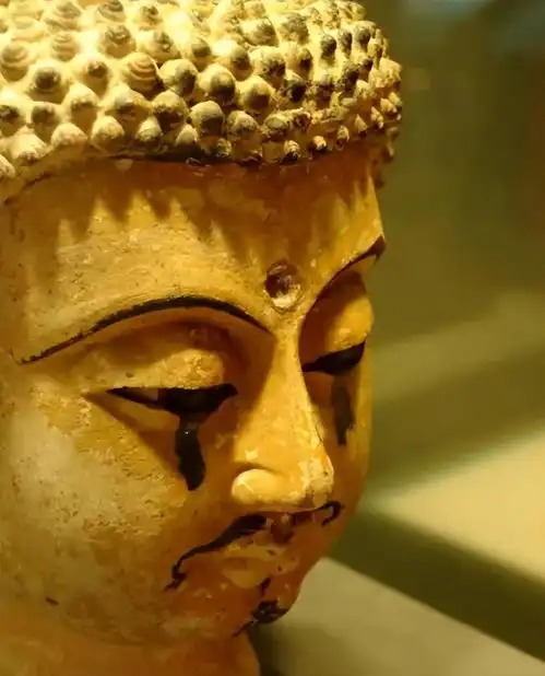 银川工人趁修塔时偷窃珠宝,旁边佛像看着流出黑泪,专家介入调查
