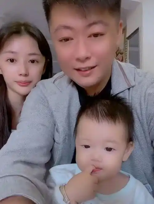 赵本山徒弟贺树峰引争议在母亲病床前大笑,娶了小12岁的美娇妻
