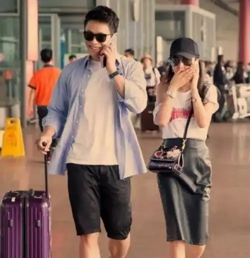 李冰冰与小16岁机场同框,深情对望秀恩爱,网友感慨这哪像47岁
