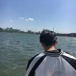 这衣服什么牌子背后有只蜜蜂
