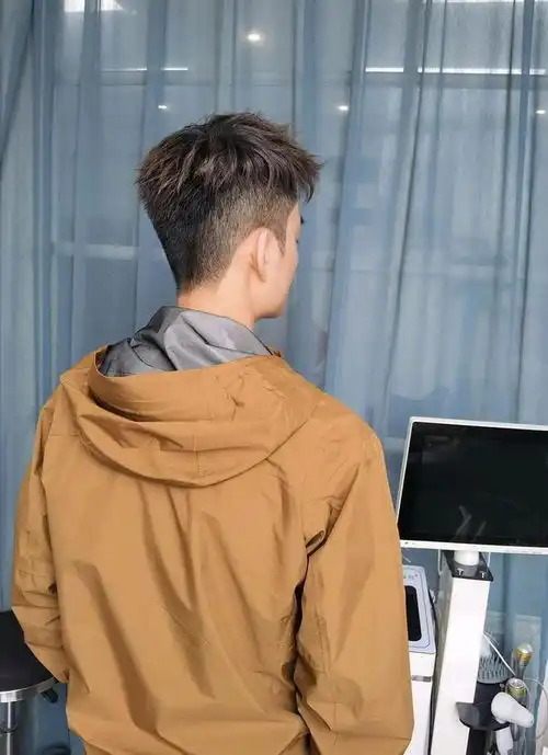 拒绝油腻感这些男士发型,清爽又自带氛围感
