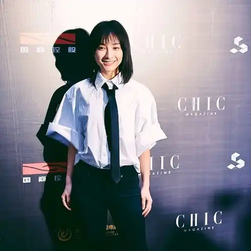 吴昕领奖怕冷穿裤装,上衣成亮点,一出场男粉大喊等了一晚上了
