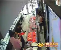 四川闹市区1家珠宝店遭2名劫匪持枪抢劫