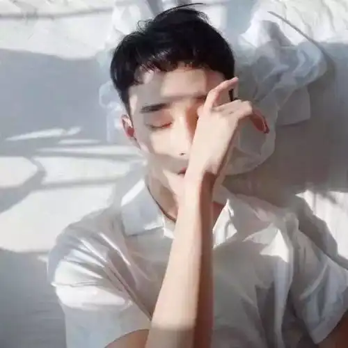 男生把两边头发铲光的发型,真是太流行了
