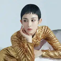 古力娜扎短发神似奥黛丽赫本油头加土味刘海,母胎美女这次栽了
