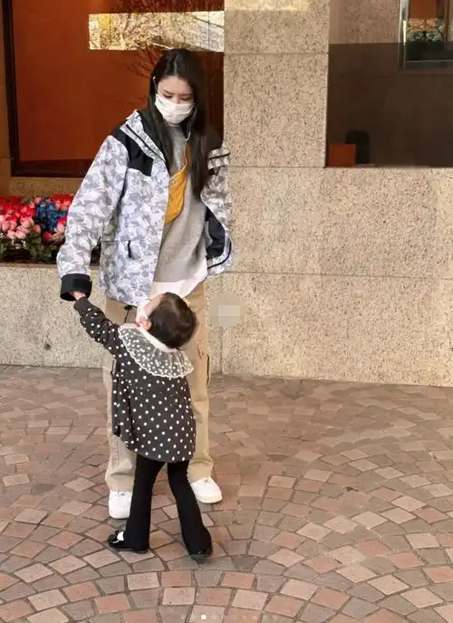 林峯化身奶爸男神,网两岁格格已经变成一个长腿小美女

