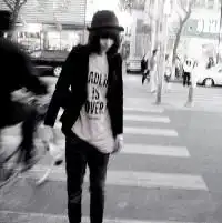 灰色的男女生头像
