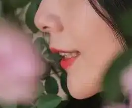 网易云痛到心里的伤感句子,句句戳心窝,死撑别想她
