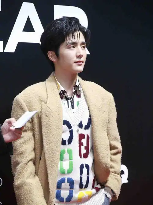 男明星红毯秀来袭李易峰蔡徐坤刘昊然,李现,你喜欢哪个
