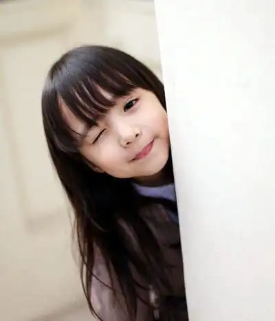 好想知道这个可爱的韩国小女孩叫什么名字啊
